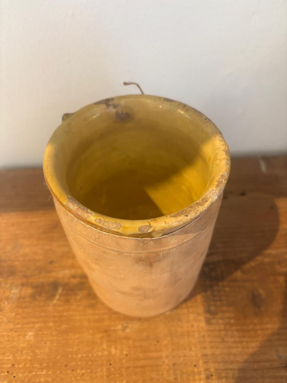 Lerkrukke med indvendig gul glasering