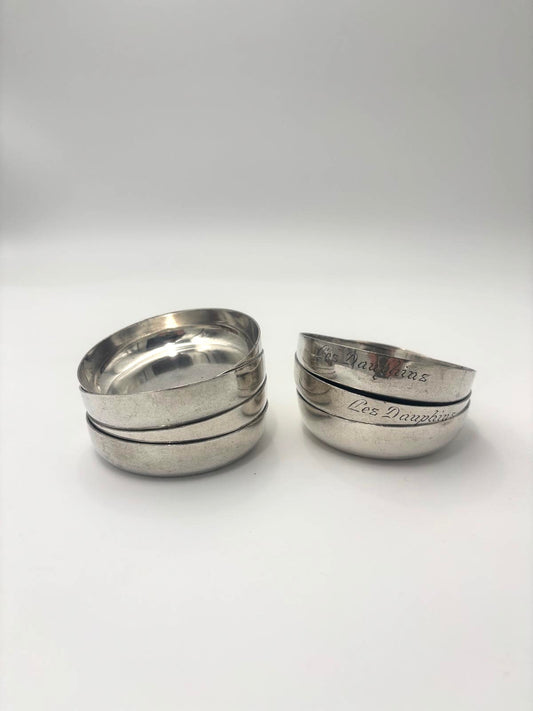 Lille skål med inskriptionen Les Dauphins
