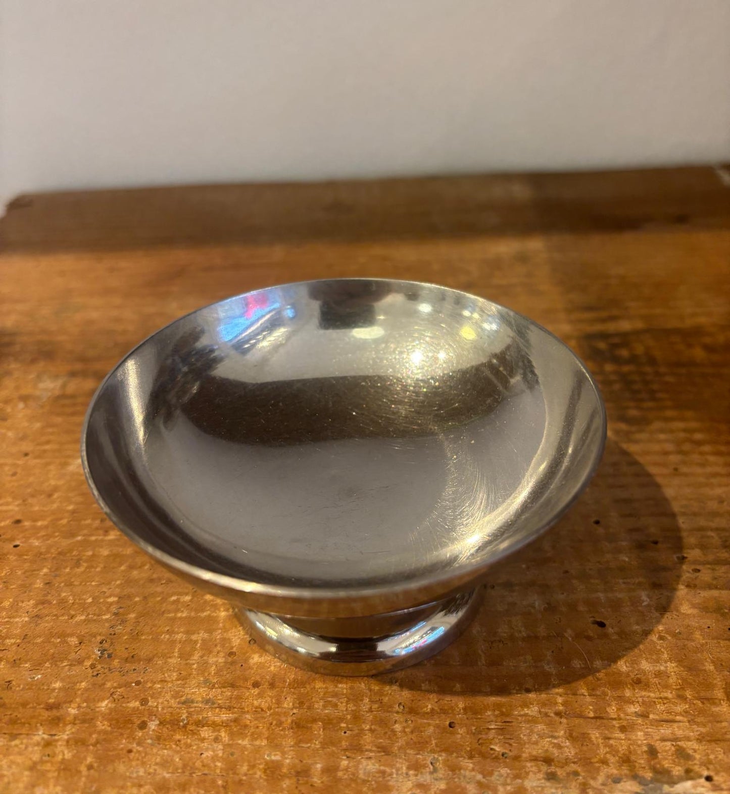 Lille isskål i stål på lav fod