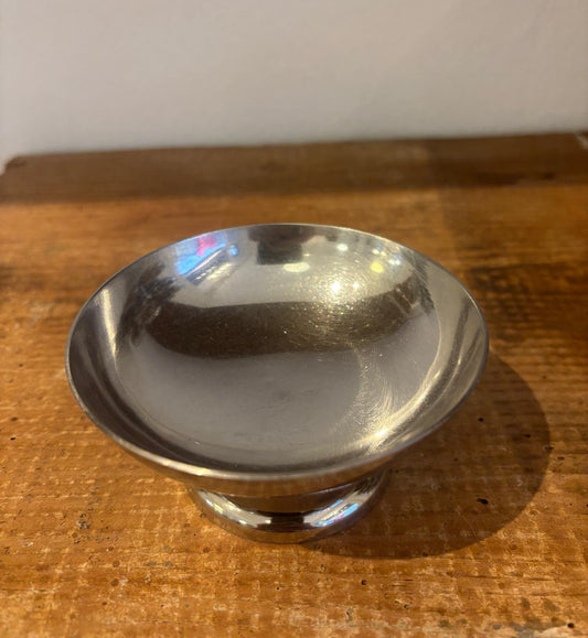 Lille isskål i stål på lav fod