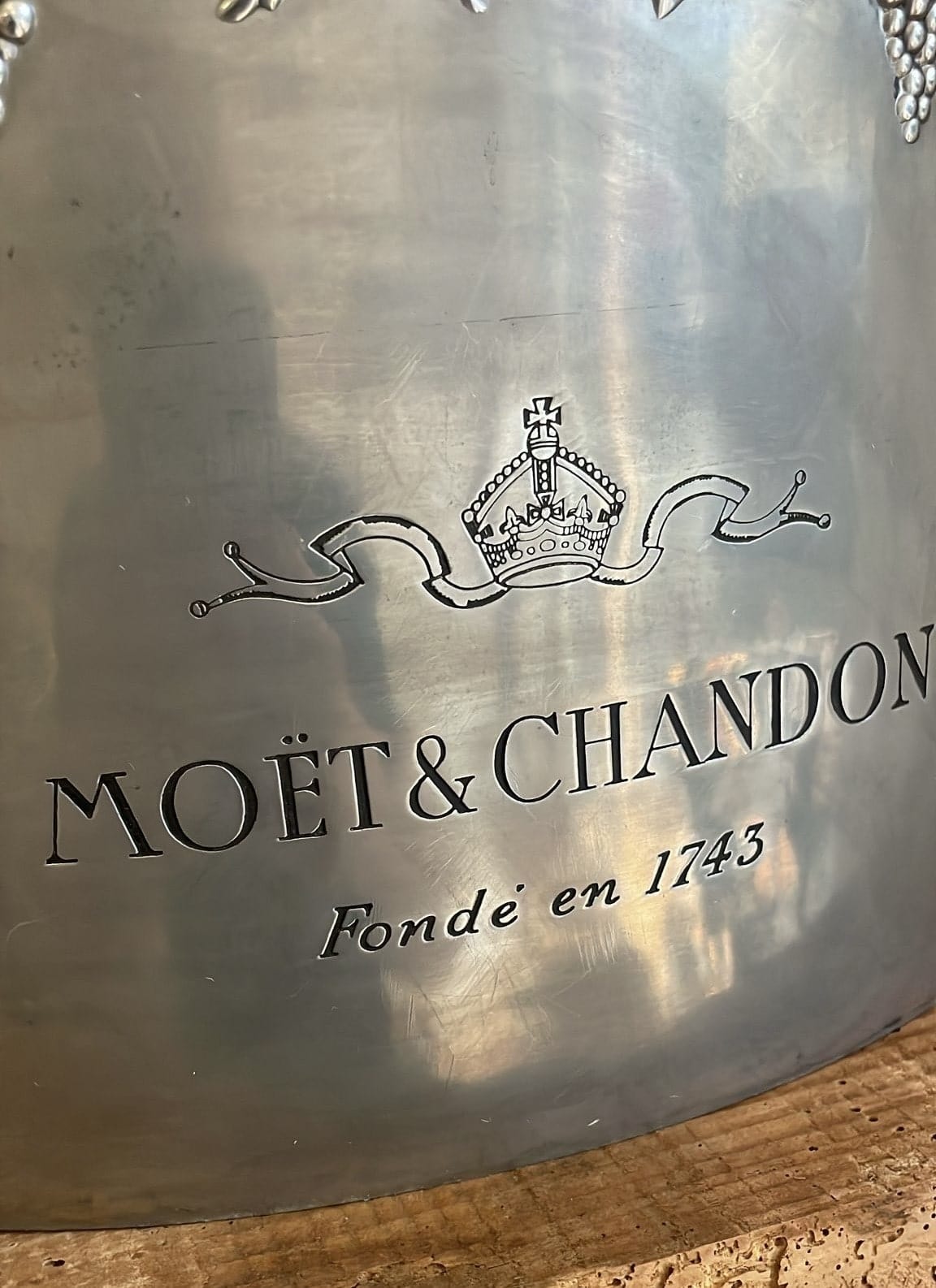 Moët & Chandon large champagne cooler in tin - closeup logo