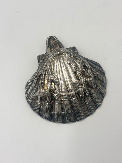 Small seashell bowl on legs