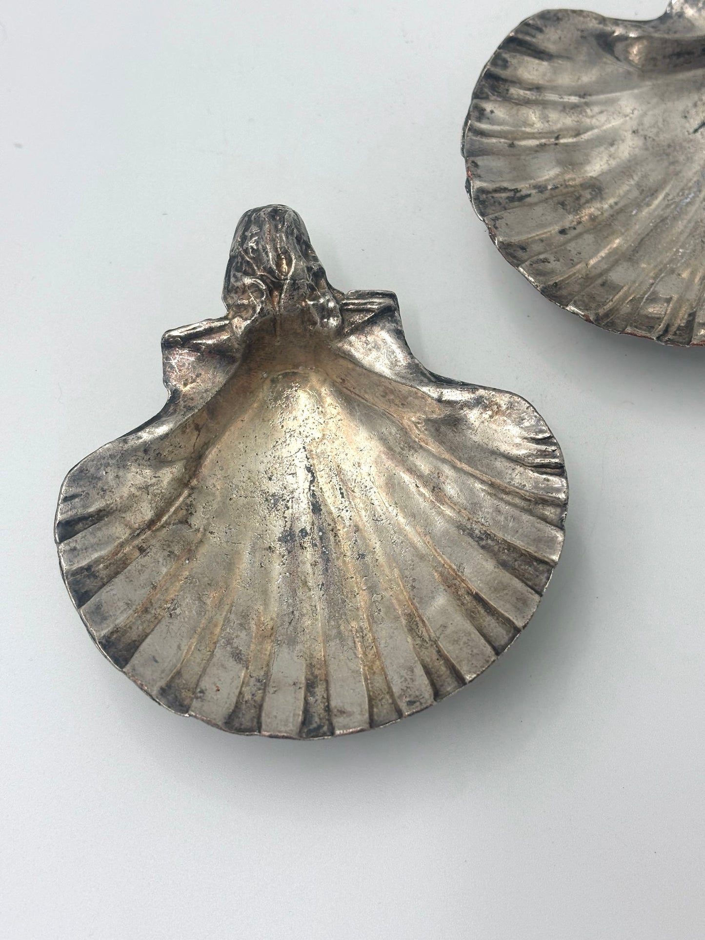 Small seashell bowl on legs