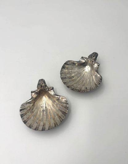 Small seashell bowl on legs