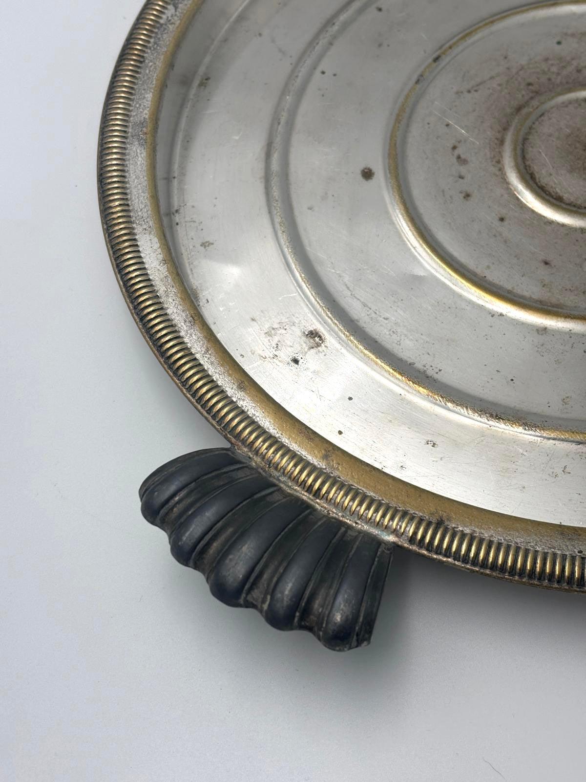 Patineret bakke med muslinge håndtag