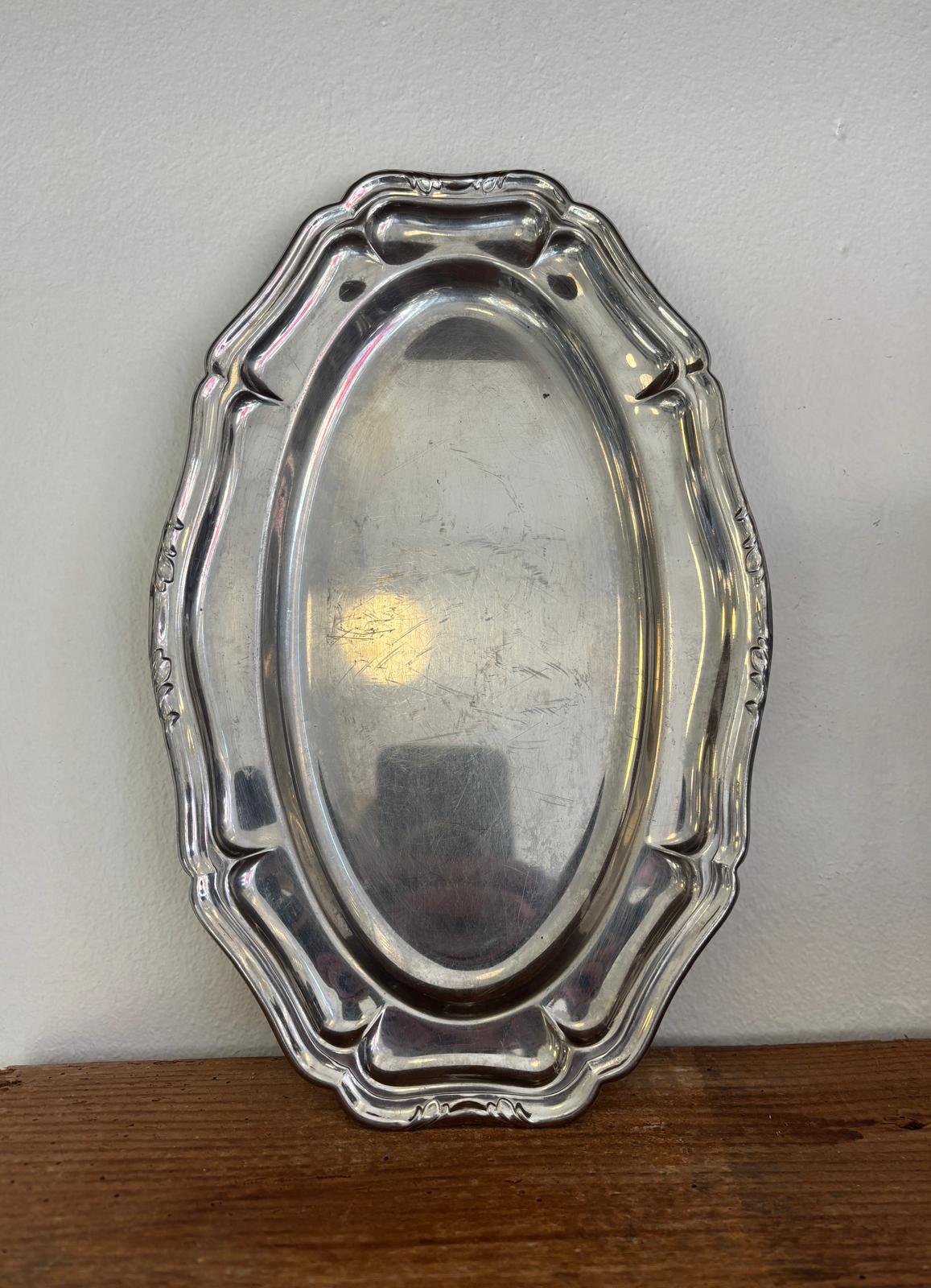 Ovalt stålfad med detaljer på kanten