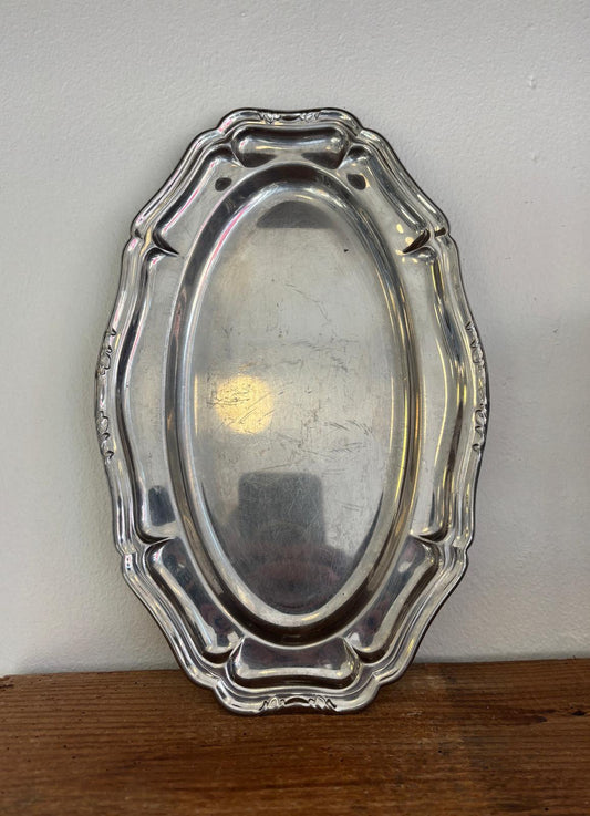 Ovalt stålfad med detaljer på kanten