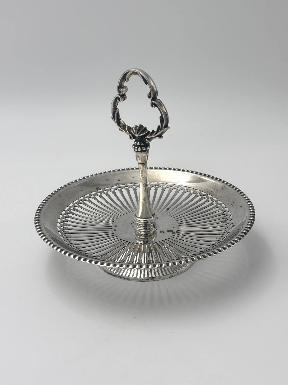 Forsølvet petit four opsats