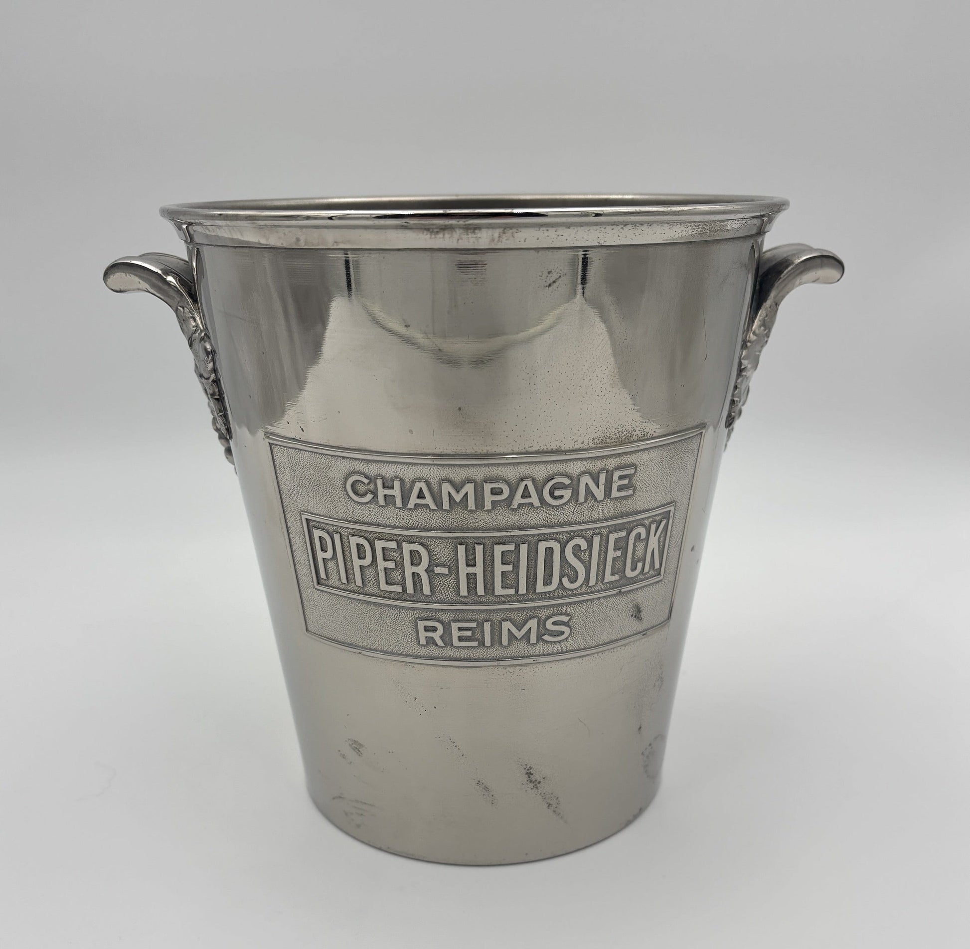 Piper-Heidsieck champagnekøler med drueklaser
