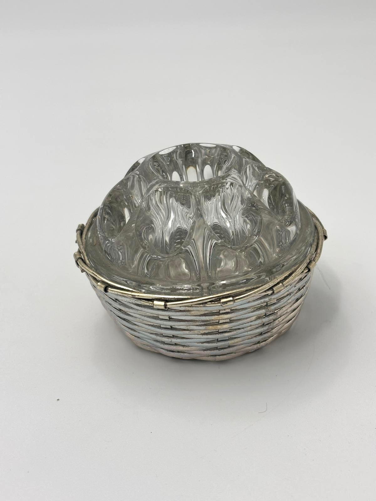 Lille pique fleurs i forsølvet trådkurv