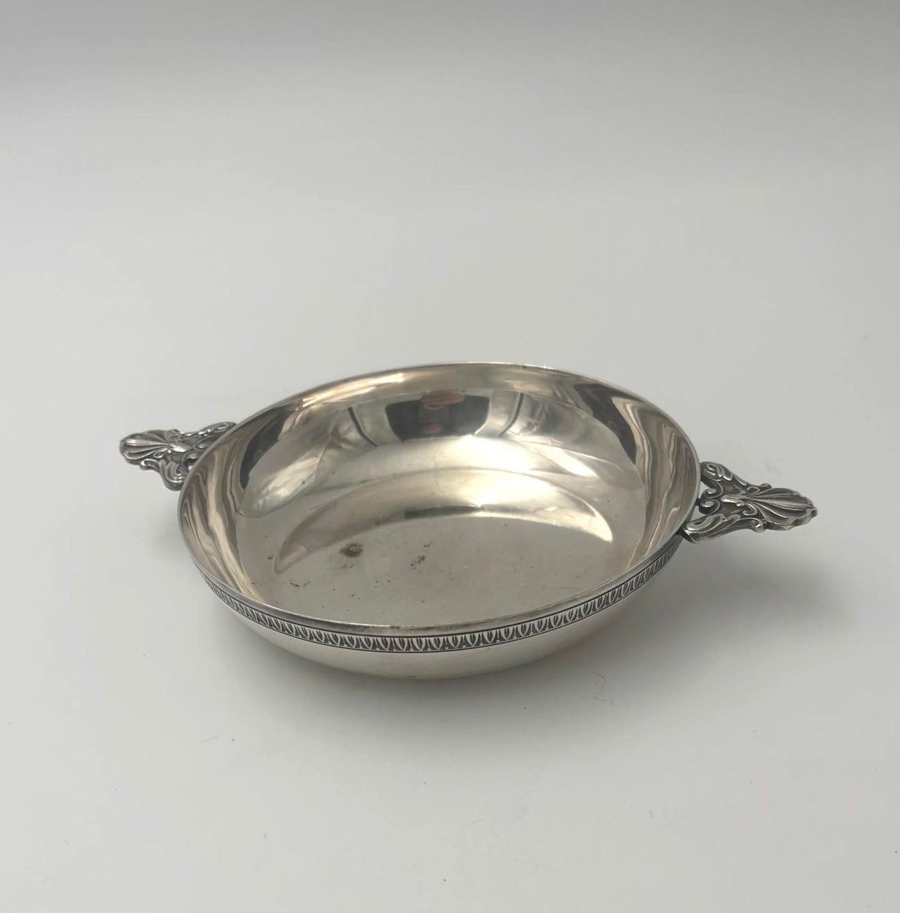 Lille serveringsskål i pletsølv