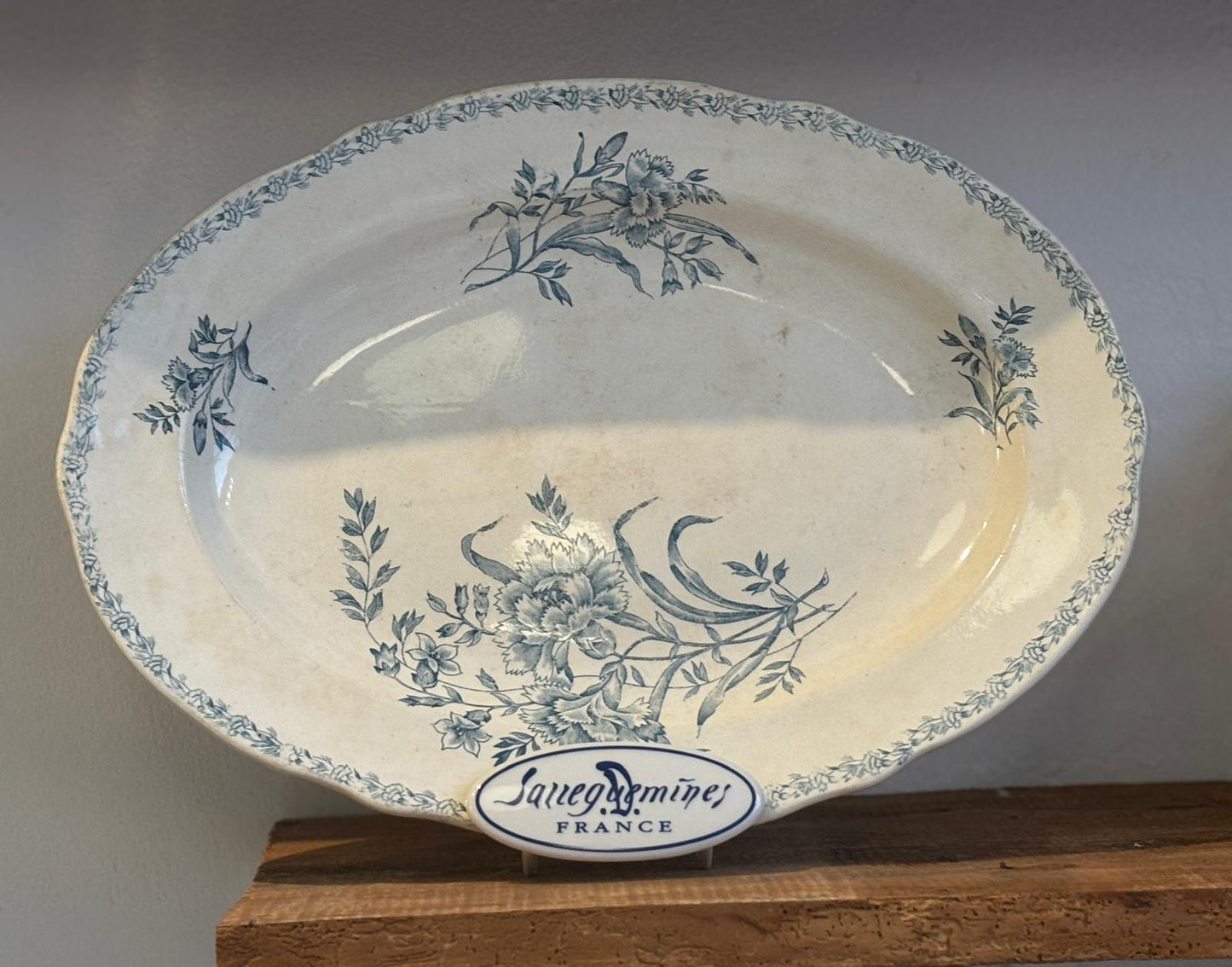 Stort porcelænsfad med blåt blomstermotiv