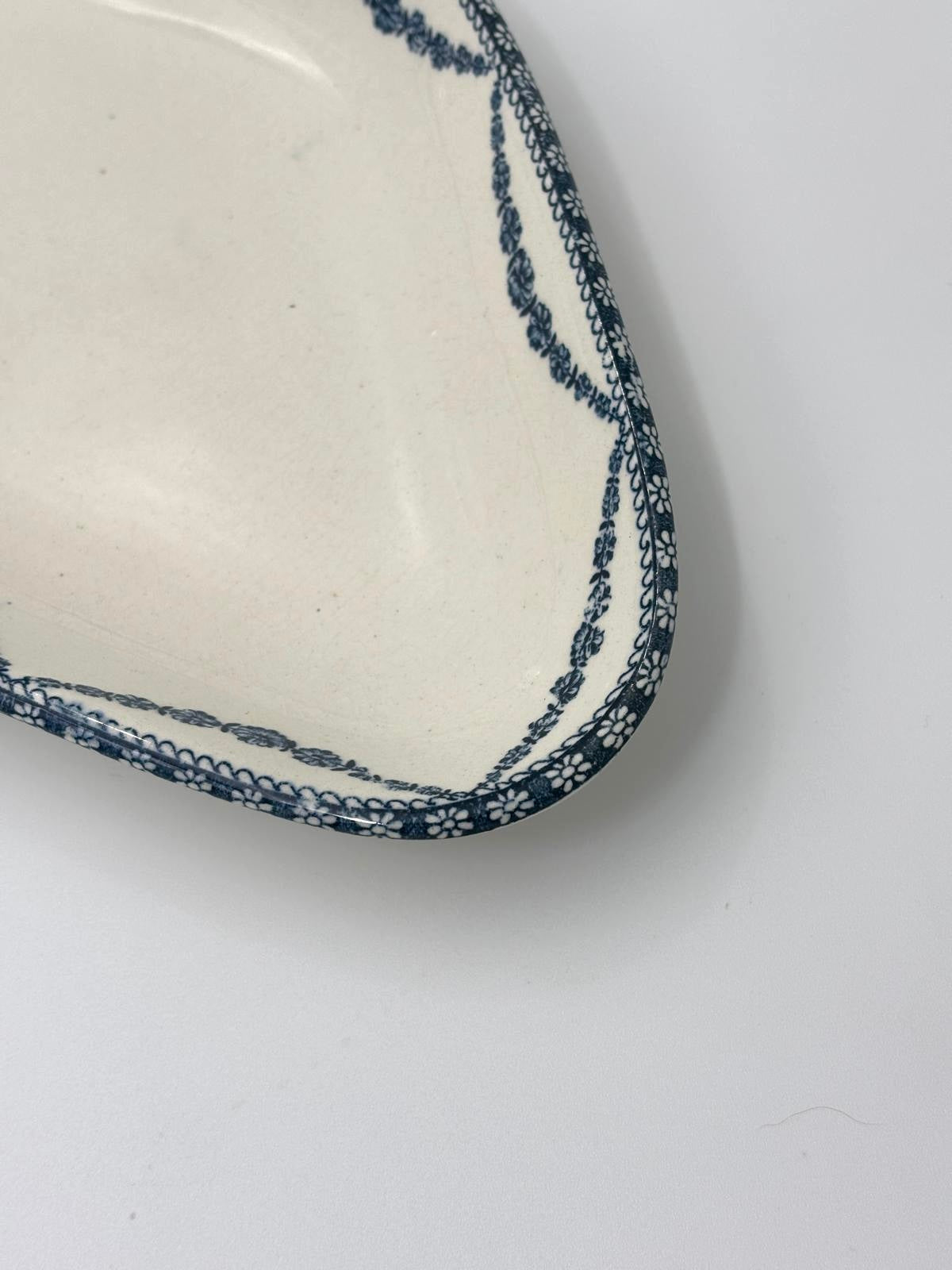 Ravier med blå blomsterranker