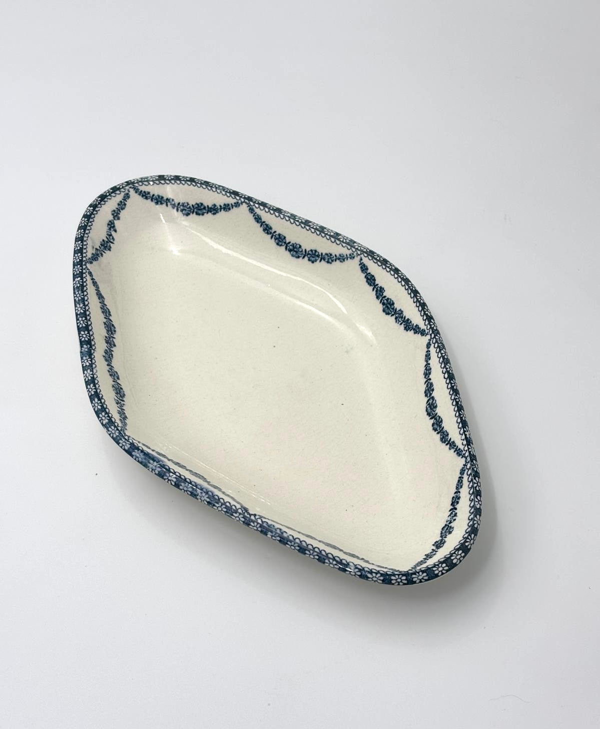 Ravier med blå blomsterranker