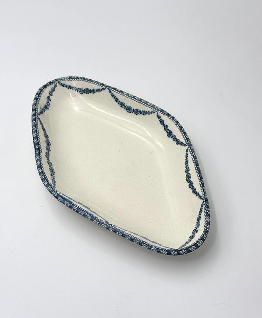 Ravier med blå blomsterranker