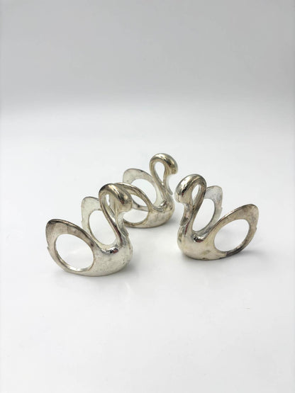 Forsølvede servietringe, formet som svaner