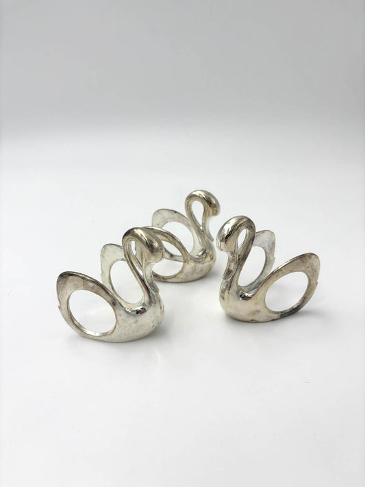 Forsølvede servietringe, formet som svaner