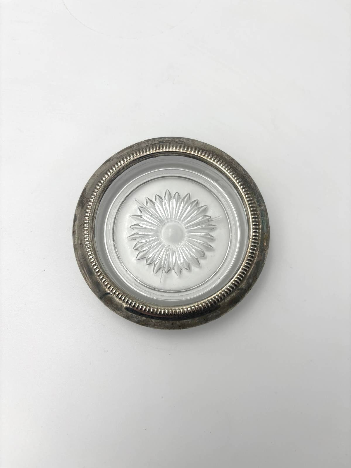 Glas eller flaskeskåner i glas med forsølvet kant