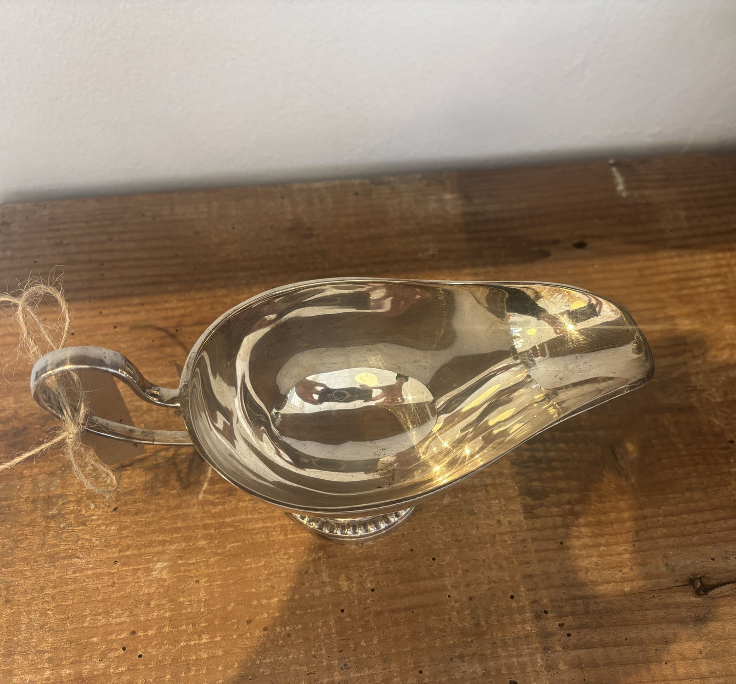 Forsølvet sovsekande med fine detaljer