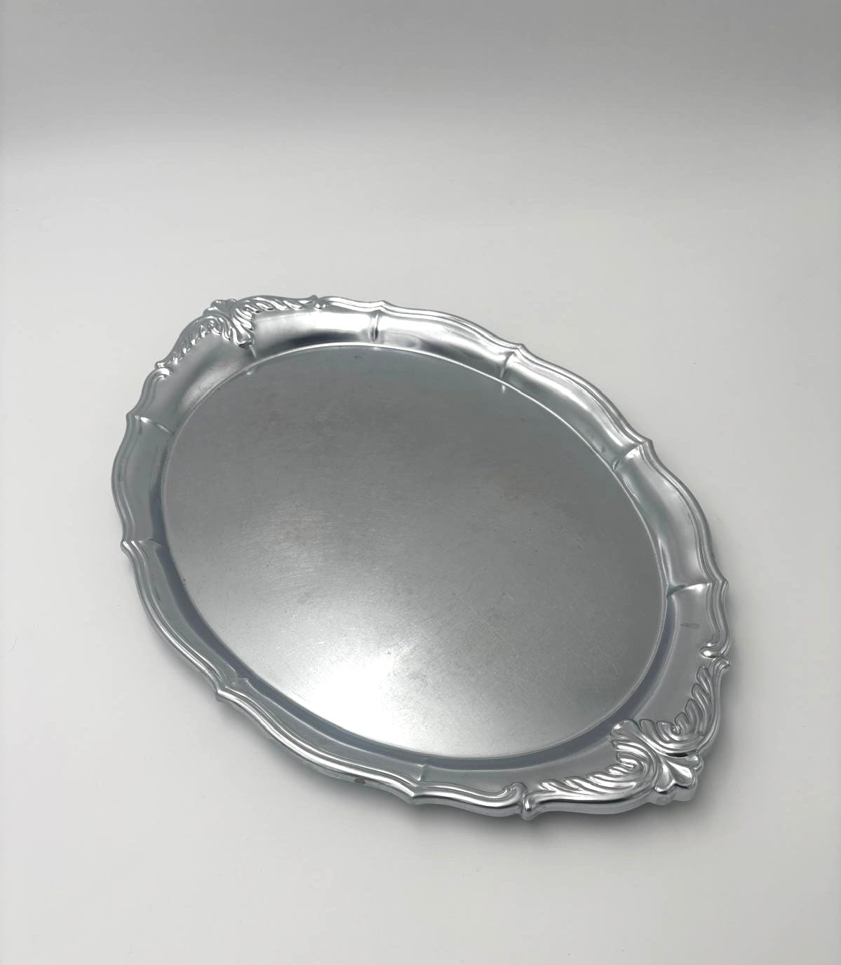 Vintage oval stålbakke med masser af detaljer 