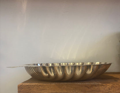 Stort forsølvet muslingefad