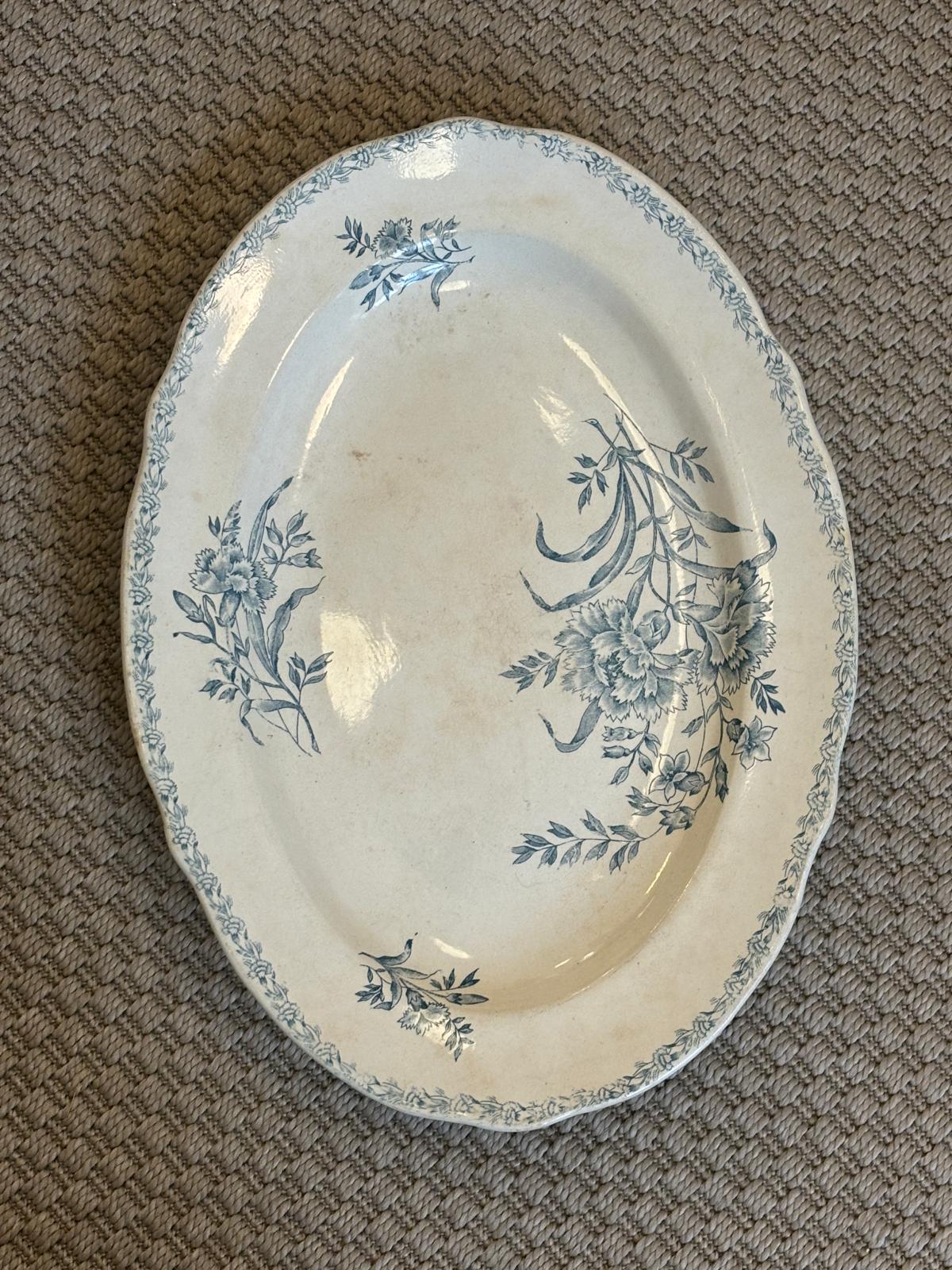 Stort porcelænsfad med blåt blomstermotiv